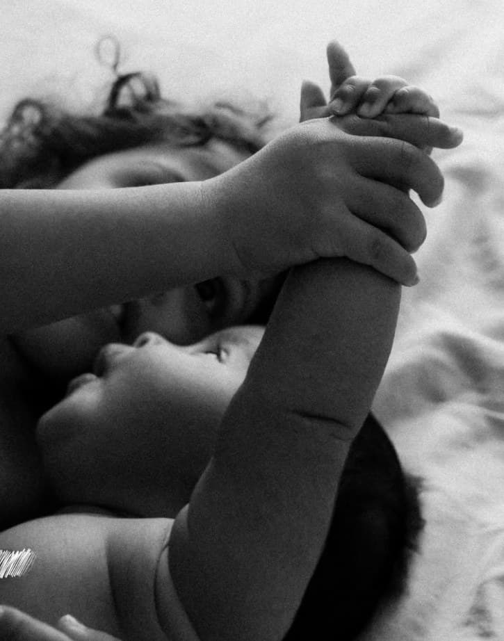 Bébé et parent, noir et blanc